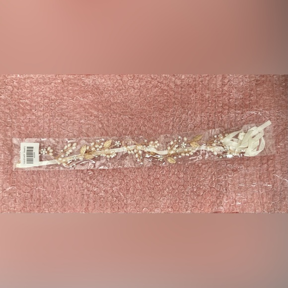 Wedding headpiece with crystals, pearls, and gold embellishments. - Picture 5 of 7